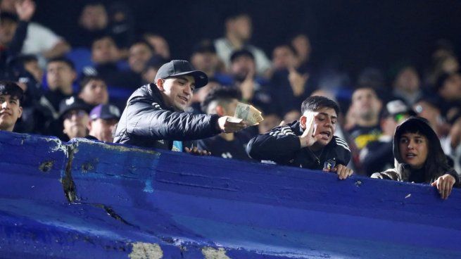 Aprevide sancionará a hinchas extranjeros que destruyan billetes argentinos