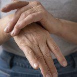 El dolor constante y las limitaciones en la movilidad repercuten en actividades básicas como levantarse de la cama, trasladarse, trabajar o compartir tiempo con la familia.  El dolor constante y las limitaciones en la movilidad repercuten en actividades básicas como levantarse de la cama, trasladarse, trabajar o compartir tiempo con la familia.