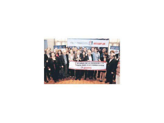 Los candidatos a diputados por el Frente Progresista Cívico y Social, Margarita Stolbizer y Ricardo Alfonsín, acompañados por Hermes Binner, el cineasta Juan José Campanella, el exfiscal Julio Strassera, Ricardo Gil Lavedra, Manuel Garrido, el titular de la AGN, Leandro Despouy, Luis Brandoni, Gerardo Milman, Félix Díaz y Victoria Donda, entre otros.
