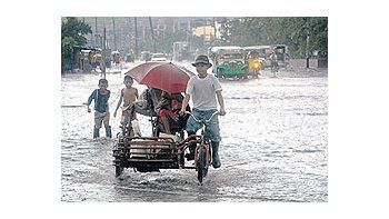 Los sobrevivientes del tifón escapan de las inundaciones en Manila. Al menos 229 personas murieron y más de 800 continúan desaparecidas.