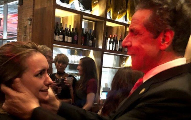 El intento de Andrew Cuomo de besar a Anna Ruch quedó registrado en las imágenes de la boda.