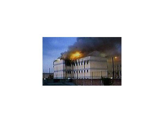 Tras incendio fatal, 500 presos inician huelga de hambre.