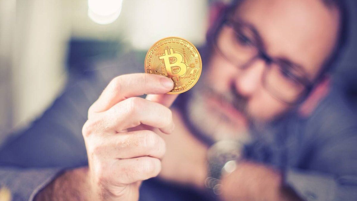 Cryptocurrencies in motion: adoption, regulation and key objectives