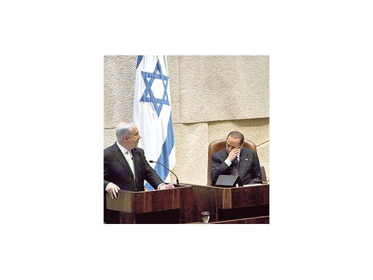 Berlusconi fue ovacionado y lloró de emoción en el Parlamento israelí