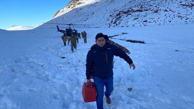 Claudio Vidal, gobernador de Santa Cruz, durante una recorrida con miembros del ejército para asitir a la población afectada por las nevadas. 