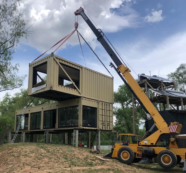 Los contenedores pueden ensamblarse y generar varios niveles para uso habitacional u otro destino Los contenedores pueden ensamblarse y generar varios niveles para uso habitacional u otro destino