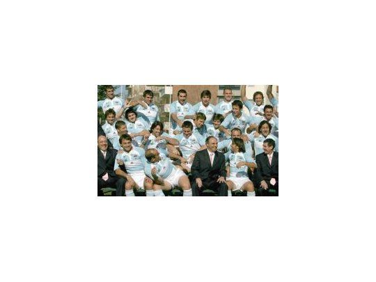 El plantel de Los Pumas posando (y bromeando) para la foto oficial de 2007. Por cábala, repiten el lugar.