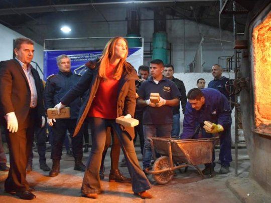 La gobernadora bonaerense María Eugenia Vidal y el ministro de Seguridad provincial, Cristian Ritondo, supervisaron la quema de 4.500 kilos de droga. 