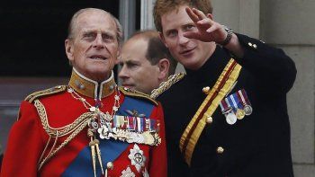 El príncipe Felipe con su nieto Harry.&nbsp;