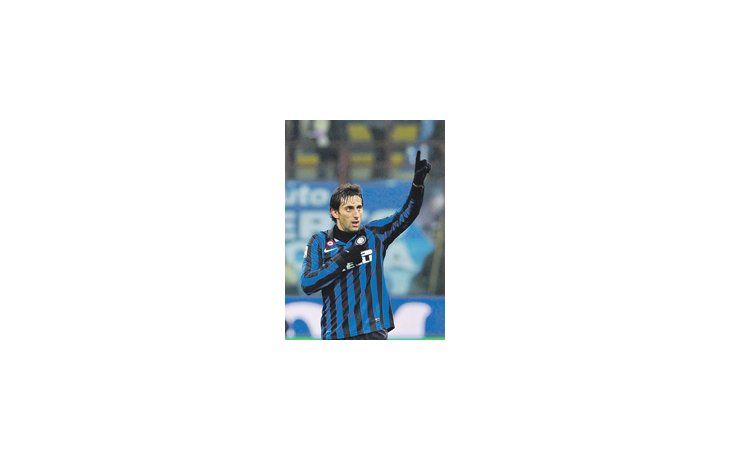 Diego Milito festeja el gol marcado al Lazio, que le permitió al Inter llegar al cuarto puesto (a 6 de Juventus) y superar a su vencido.