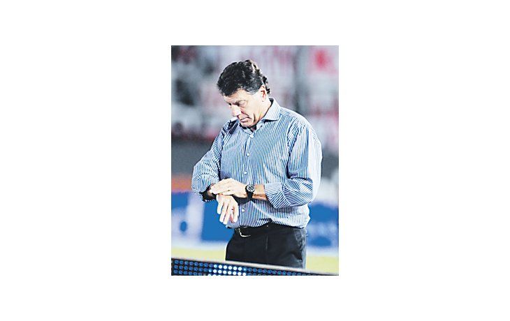 Miguel Angel Brindisi mira el reloj en cancha de River. La derrota hizo que tomara la decisión de dejar Huracán.