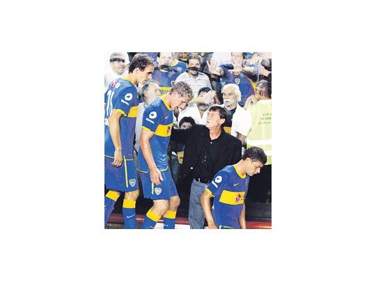 Martín Palermo se va camino al túnel y recibe el saludo de Falcioni. El delantero se cansó de las habladurías permanentes que hay en Boca.