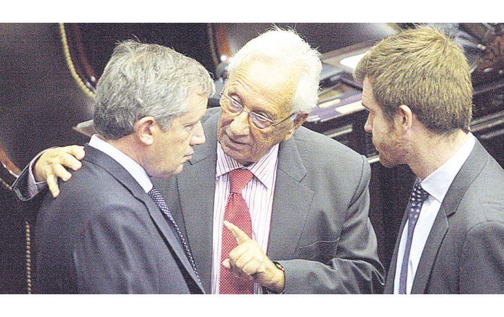 Diputados. El kirchnerista Héctor Recalde, jefe del bloque FpV, tranquiliza al macrista Emilio Monzó, presidente de la Cámara. El titular del bloque PRO, Nicolás Massot, se quedó sin el apoyo que había prometido Massa.