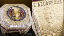 La&nbsp;hazaña del&nbsp;tricampeonato del América&nbsp;quedará marcada en la historia del futbol mexicano y para hacerla aún más especial, el&nbsp;presidente de los azulcremas, Emilio Azcárraga, presumió el&nbsp;anilllo que recibió&nbsp;para conmemorarla.