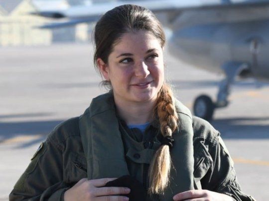 Sofía Vier, la joven cordobesa a la que su amigos bautizaron como “Teniente Marvel”, al finalizar su vuelo de bautismo en un avión de entrenamiento.