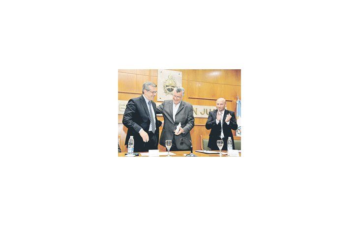 El ministro de Agricultura, Julián Domínguez, visitó el viernes San Juan y entregó fondos para esa provincia por $ 27 millones en un acto junto al gobernador José Luis Gioja.