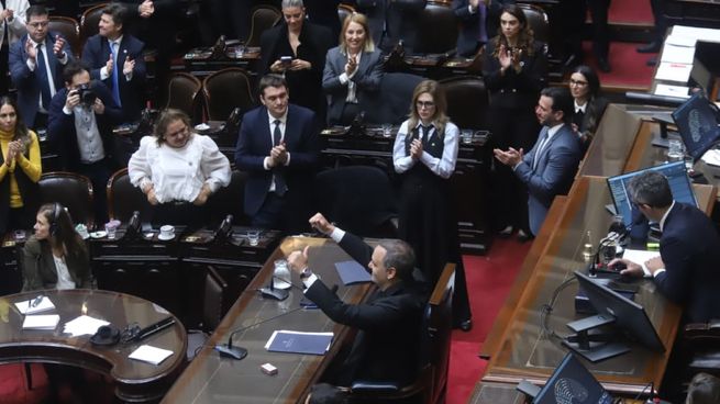 Manuel Adorni fue respaldado por toda la primera plana de La Libertad Avanza.