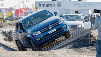 En un mes peleado entre las marcas por liderar el mercado, la pickup Volkswagen Amarok está superando en patentamientos a la Toyota Hilux, la líder del segmento.