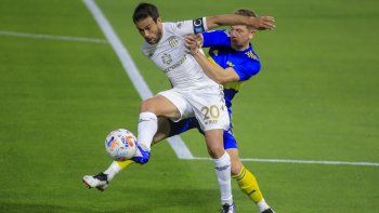 boca sumo un punto escaso y racing se alejo de la cima