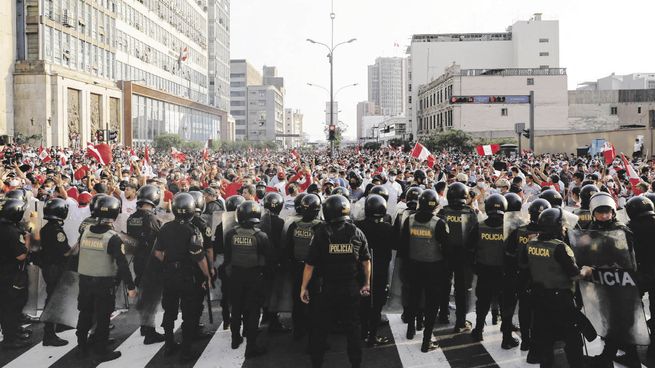 REACCIÓN. Pedro Castillo alimentó la indignación popular al imponer un toque de queda el lunes para contener un supuesto asalto a la capital.