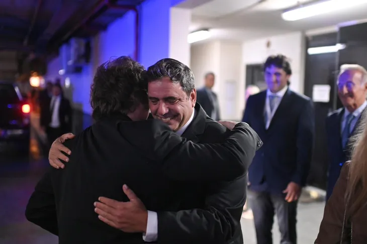 Milei fue recibido al llegar al FENOA por Lisandro Catalán.