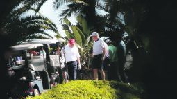 EN OTRA. Mientras EE.UU. ardía por el riesgo inminente de desfinanciamiento del Gobierno federal, Donald Trump jugaba el fin de semana al golf en Florida. Finalmente cedió a las presiones y promulgó una ley bipartidaria clave.
