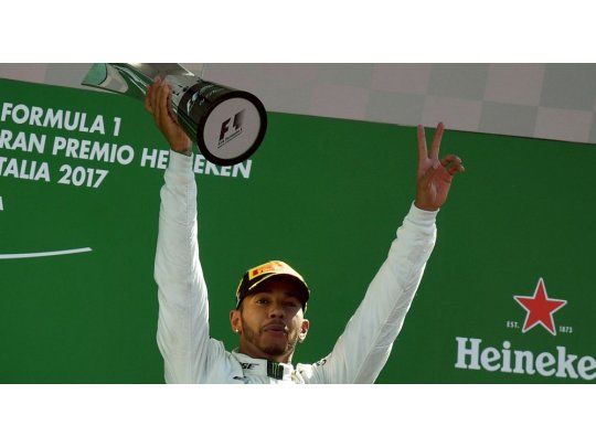 El piloto británico Lewis Hamilton se fue victorioso en Monza y le arrebató el liderazgo del Mundial de F1 a Vettel.