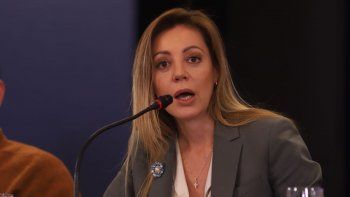 La secretaría de Energía, Flavia Royon, firma la resolución.&nbsp; &nbsp;