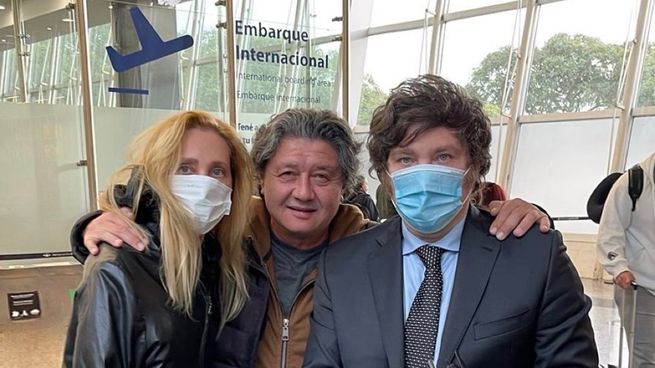Carlos Kikuchi junto a Javier Milei y Karina Milei en 2022.