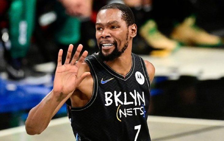 Sigue. Kevin Durant jugará otra temporada para Brooklyn Nets.