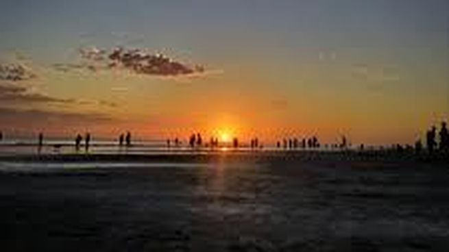 Atardecer dorado sobre las dunas de Dunamar, donde el silencio y la brisa marina invitan a olvidarse del mundo.