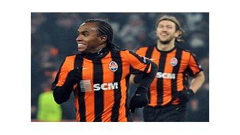 El brasileño Willian festeja su gol, fue el segundo convertiro por el FC Shakhtar en su triunfo a la Roma.