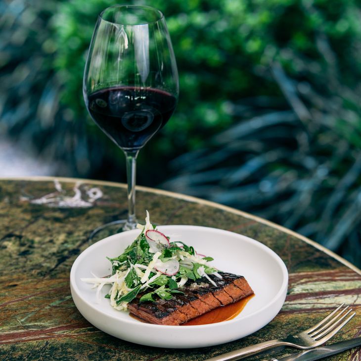 La cocina estacional del restaurante encuentra en el Cabernet Franc un maridaje clave para múltiples platos. La cocina estacional del restaurante encuentra en el Cabernet Franc un maridaje clave para múltiples platos.