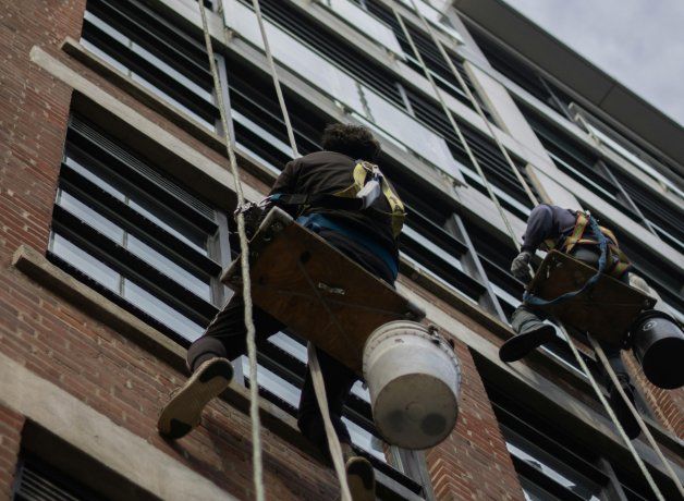 En muchos edificios por los altos costos para mantener fachadas y frentes cuesta destinar fondos para reparaciones exteriores porque hay que priorizar servicios, ascensores y seguridad En muchos edificios por los altos costos para mantener fachadas y frentes cuesta destinar fondos para reparaciones exteriores porque hay que priorizar servicios, ascensores y seguridad