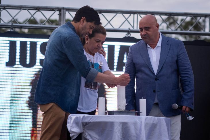 Los padres de Fernando prenden una vela en su honor.