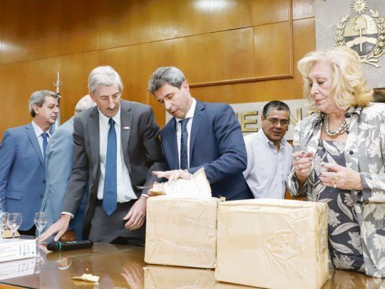 PASO. El gobernador Sergio Uñac durante la apertura de los sobres con las ofertas para la construcción del dique El Tambolar.