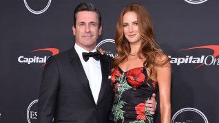 Jon Hamm y Anna Osceola.