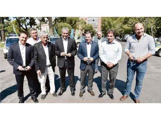 Intendentes. Cristian Ritondo entregó patrulleros flanqueado por Fernando Gray (Esteban Echeverría) y Martiniano Molina (Quilmes), junto al jefe comunal de Avellaneda, Jorge Ferraresi, y a Pablo Bressi.