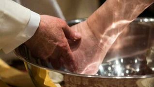 La Iglesia eligió a los adultos mayores como protagonistas del tradicional ritual, debido a la situación económica acuciante que atraviesan.