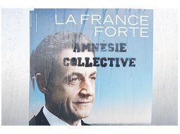 Un cartel con la principal frase de campaña de Nicolas Sarkozy, «una Francia fuerte», fue profanado por un grafitero que escribió «amnesia colectiva»