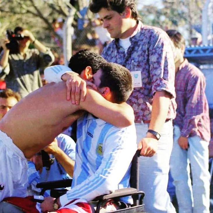 Maradona and a gesture that agigates its figure out of football.