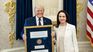 La líder de la oposición venezolana le entregó en la Casa Blanca el Premio Nobel de la Paz a Donald Trump.