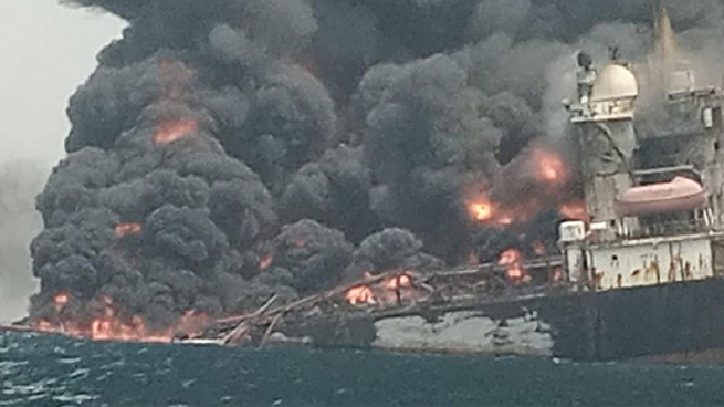 Un-enorme-barco-petrolero-estallo-frente-a-las-costas-de-Nigeria.png