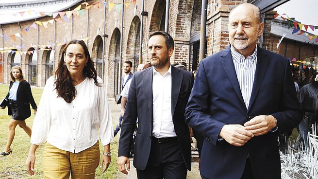Fuego. Perotti recibió ayer equipamiento contra incendios por parte del ministro de Ambiente, Juan Cabandié.