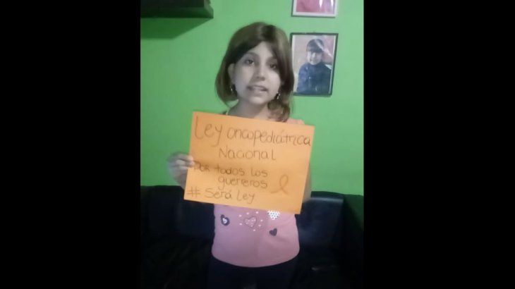 Mía Zufiría, de once años, reclama por una cama en el Hospital Gutiérrez para poder realizarse un trasplante de médula ósea.