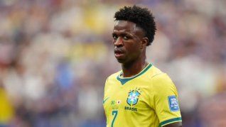Vinicius Jr. sigue las acciones durante un partido con la selección de Brasil en la Copa del Mundo. Vinicius Jr. sigue las acciones durante un partido con la selección de Brasil en la Copa del Mundo.