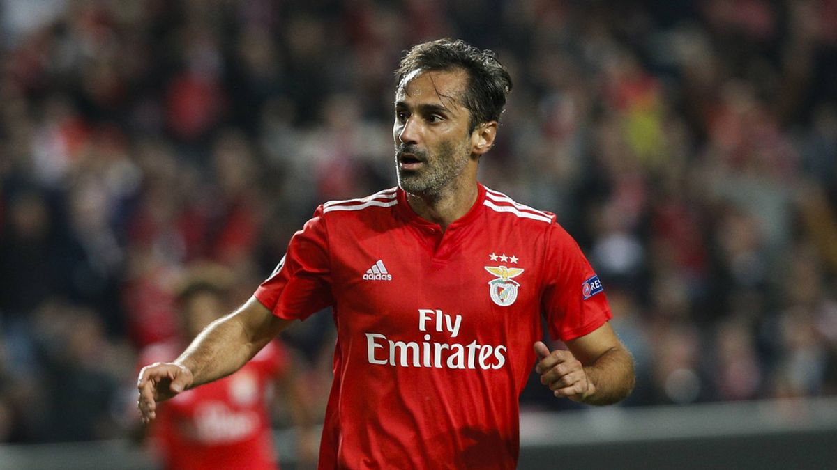 He was a renowned footballer, he had pass through great clubs in Europe, but bad luck took him out of the courts: today he is a pharmacist