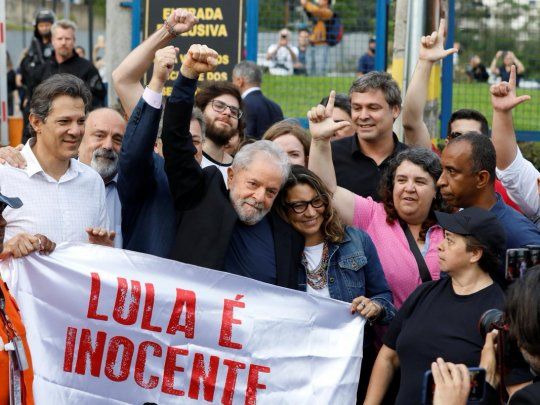 Lula, a la salida del penal de Curitiba. 