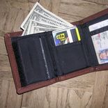Los nuevos accesorios compactos con protección RFID y rastreo inteligente ganan terreno frente a las billeteras clásicas. Los nuevos accesorios compactos con protección RFID y rastreo inteligente ganan terreno frente a las billeteras clásicas.