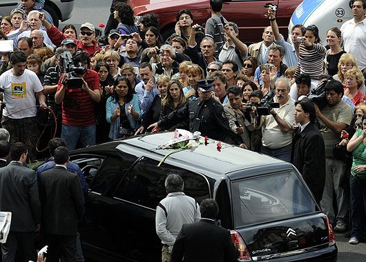 La gente despide a Mercedes Sosa al partir el coche fúnebre desde el Congreso Nacional.